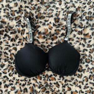 Victoria’s Secret bombshell swim top